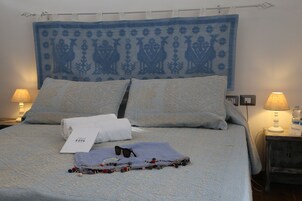 Minibar, caja de seguridad en la habitación, cunas y ropa de cama