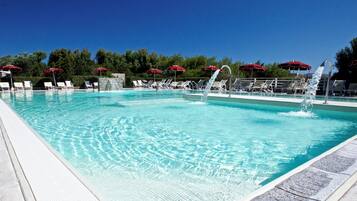 Piscine extérieure, chaises longues