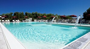 室外游泳池，提供日光浴躺椅