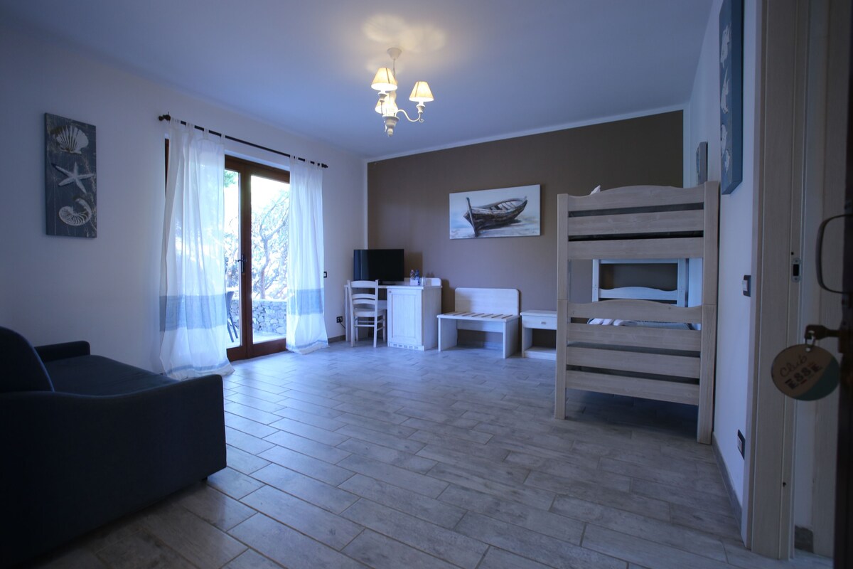 Minibar, in-room safe, cribs (surcharge), bed sheets