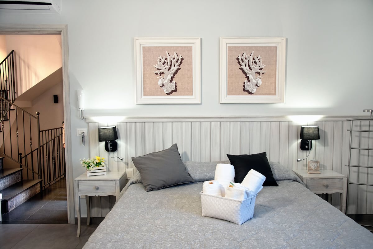 5 bedrooms, Frette Italian sheets, premium bedding, down duvets