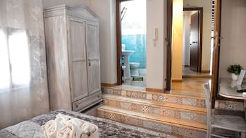 5 bedrooms, Frette Italian sheets, premium bedding, down comforters