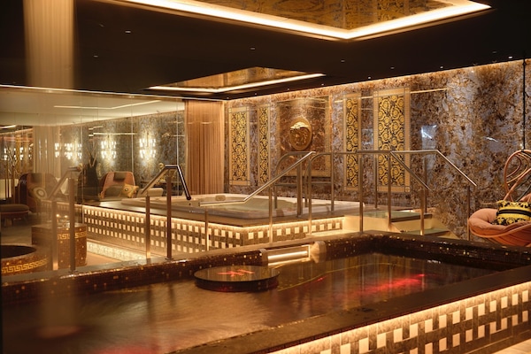 Couples treatment room(s), sauna, hot tub, steam room