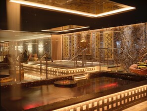 Couples treatment room(s), sauna, hot tub, steam room