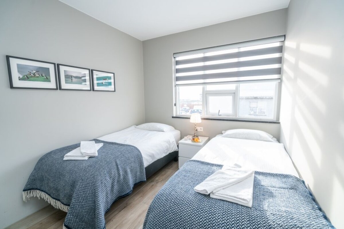 Senger med Select Comfort-madrass, skrivebord og lydisolert