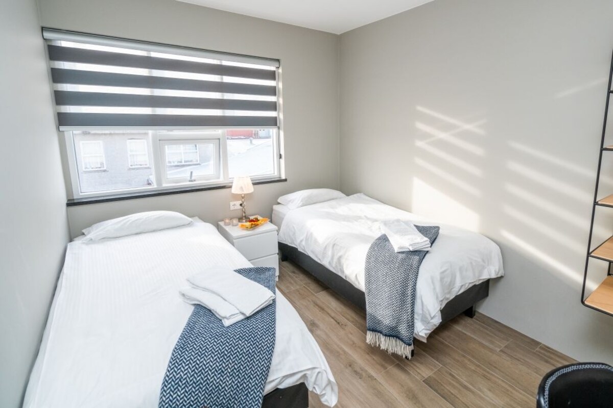 Senger med Select Comfort-madrass, skrivebord og lydisolert