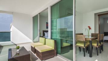 Leilighet, 2 soverom | Minibar, safe på rommet, skrivebord og strykejern/-brett