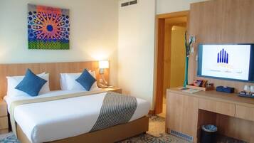 Kahden hengen standard-huone | Minibaari, tallelokero huoneessa, työpöytä, äänieristys