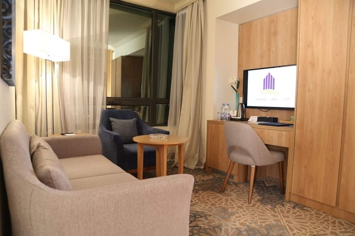Junior suite | Een minibar, een kluis op de kamer, een bureau, geluiddichte muren