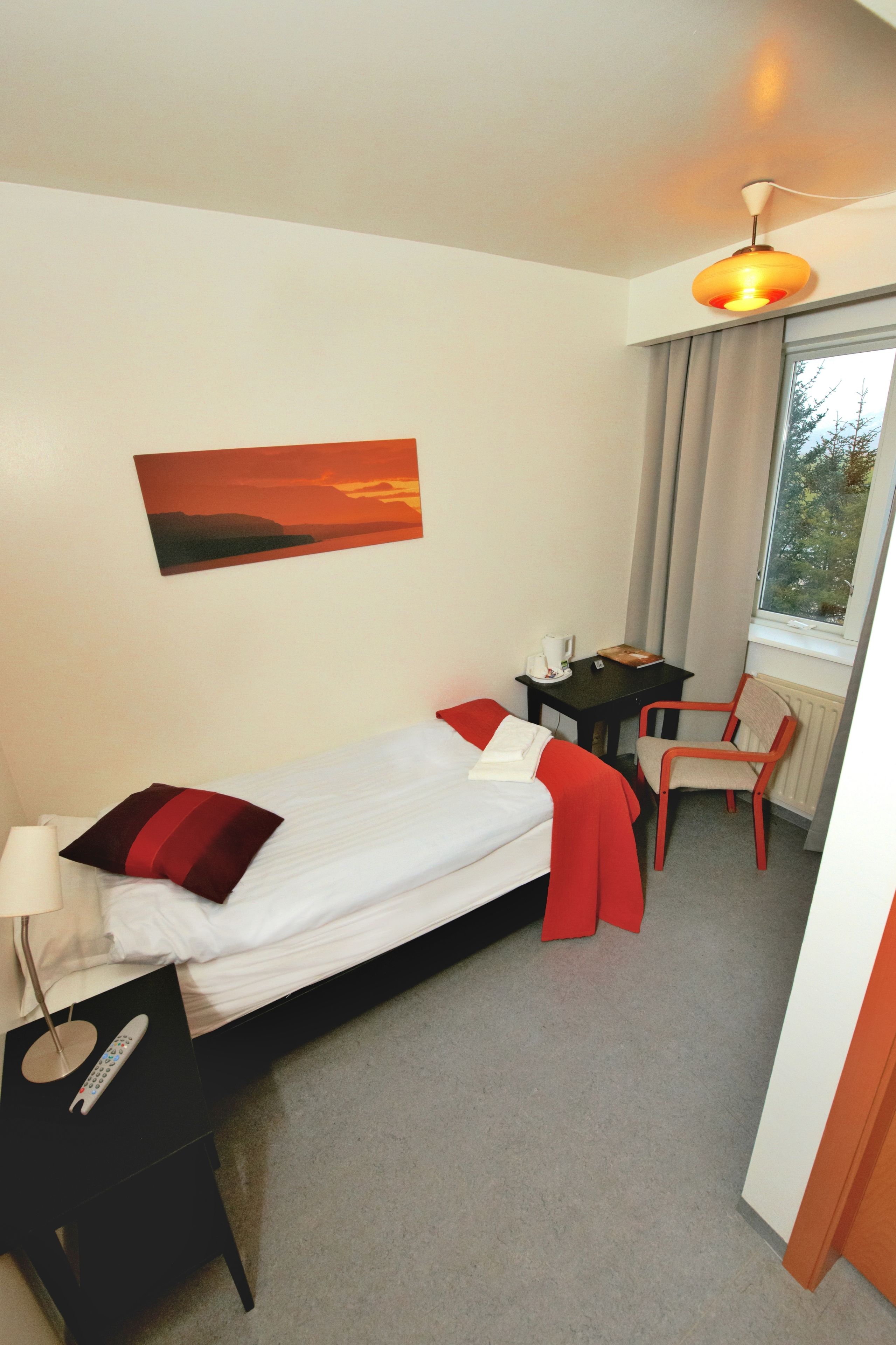 triple room, private bathroom | 1 bedroom, in-room safe, desk, iron/ironing board