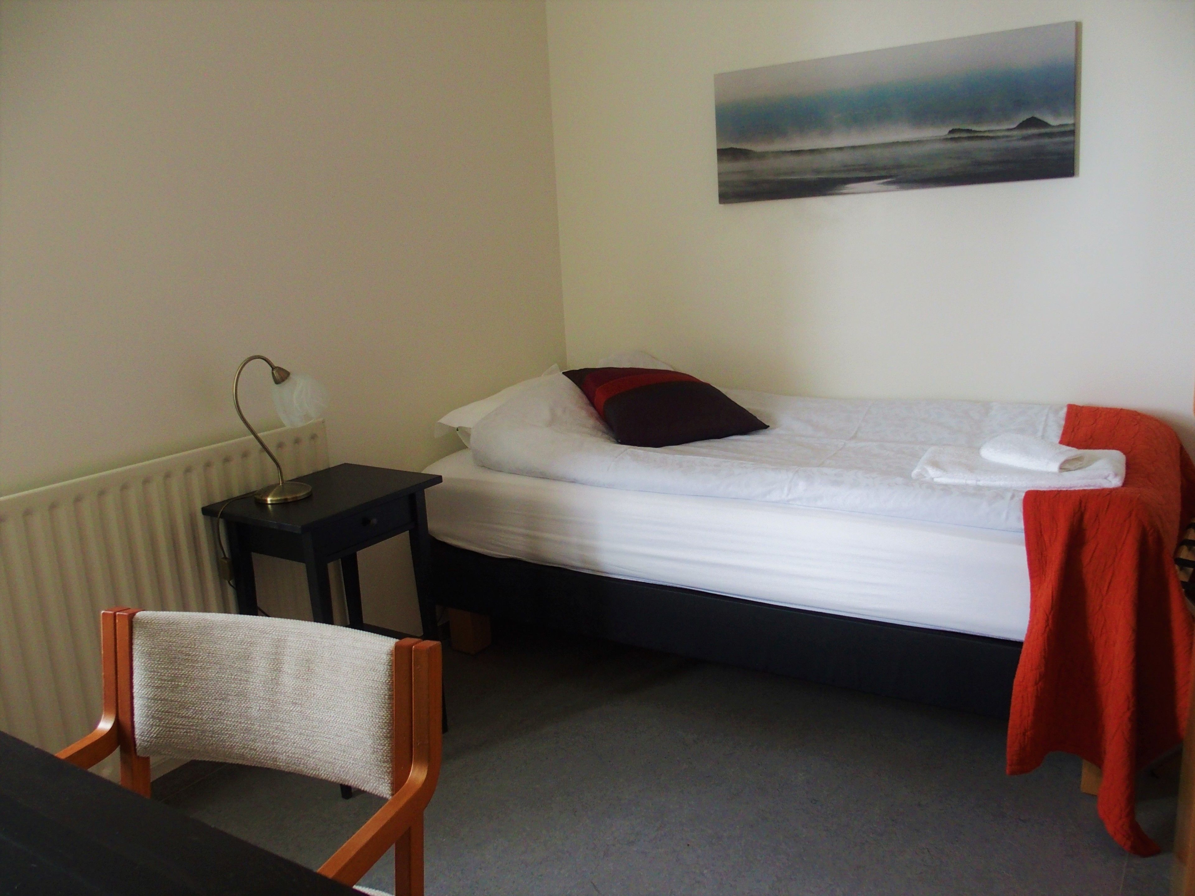 triple room, private bathroom | 1 bedroom, in-room safe, desk, iron/ironing board