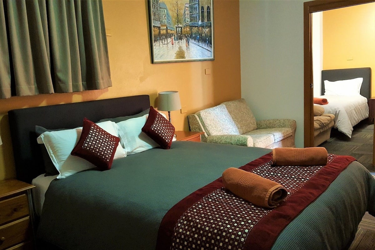 Ropa de cama de alta calidad, colchones con pillow-top y minibar