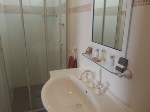 Superior Twin Room | Bathroom | Shower, hair dryer, towels - New Olympic Motel (Lismore)