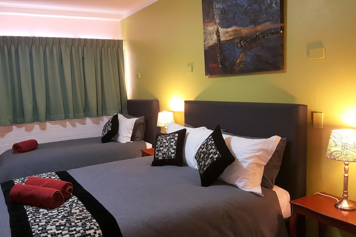 Ropa de cama de alta calidad, colchones con pillow-top y minibar
