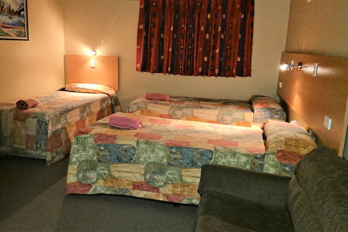 Ropa de cama de alta calidad, colchones con pillow-top y minibar