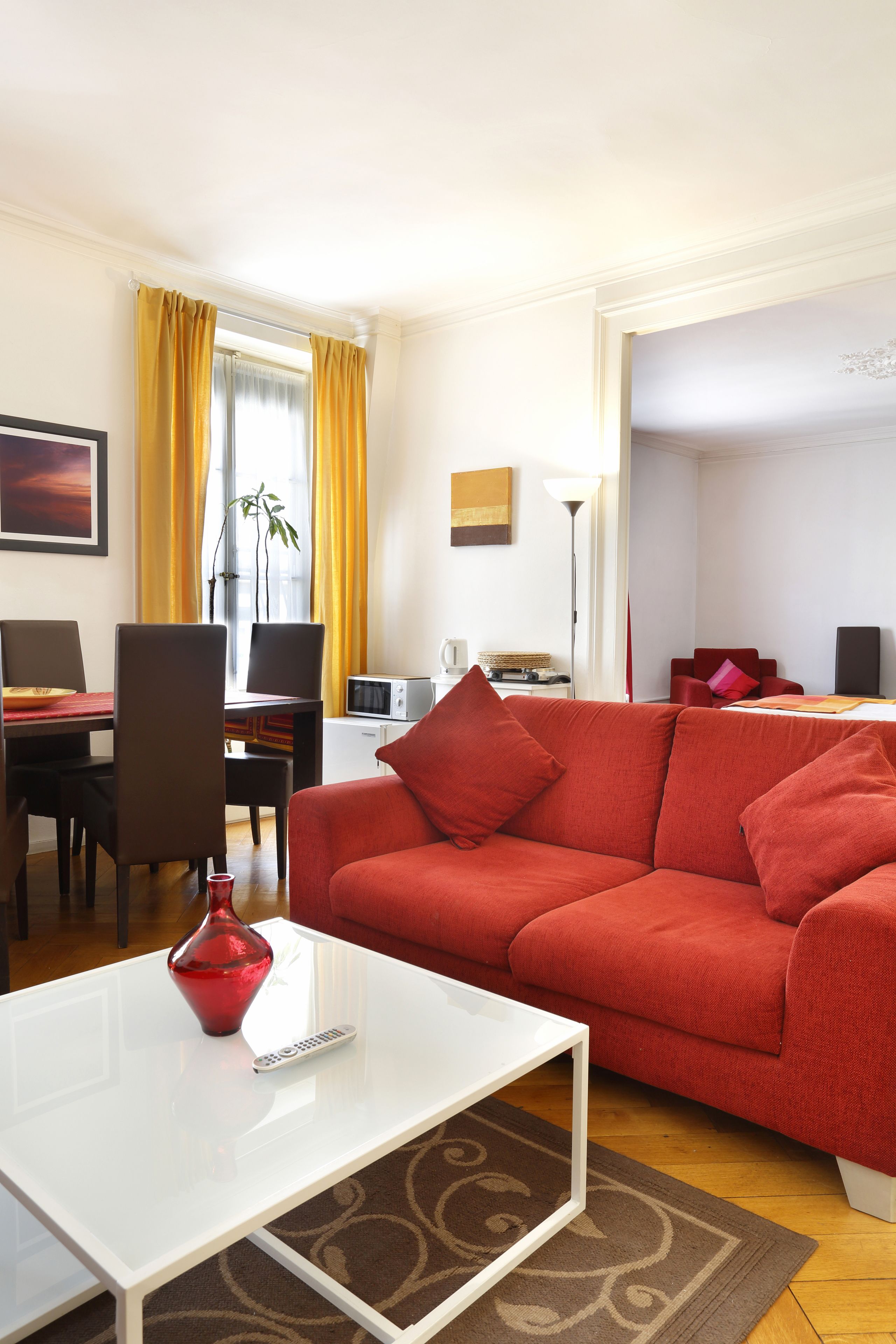 Télévision de 93 cm avec chaînes par satellite, lecteur de DVD