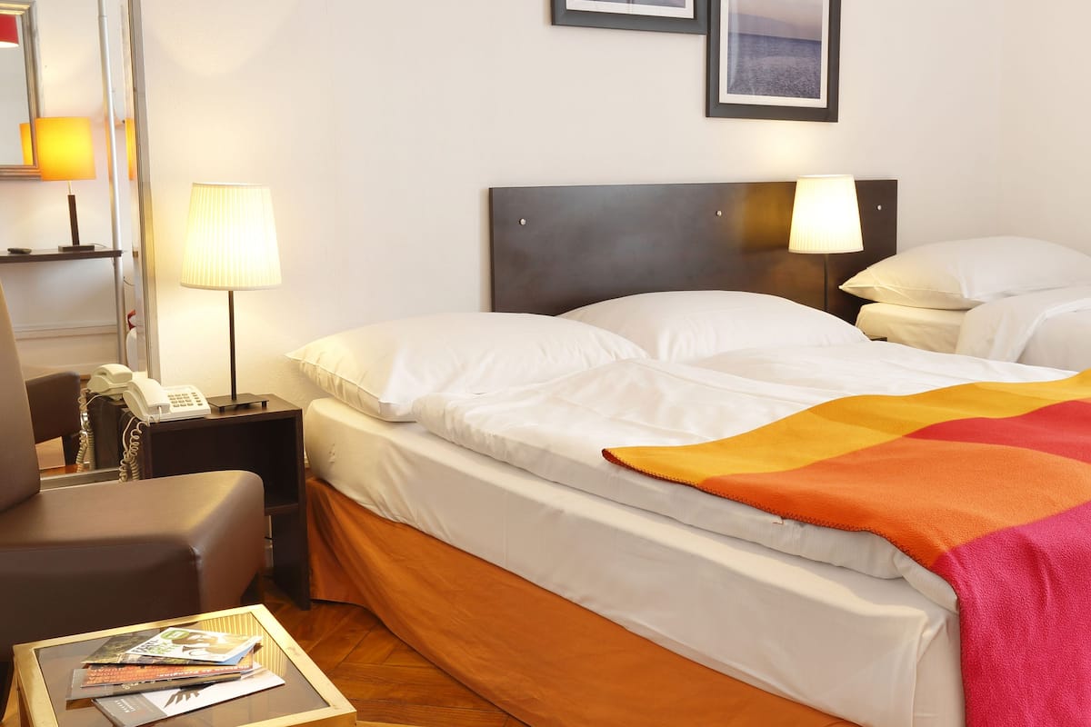 Ropa de cama de alta calidad y caja de seguridad en la habitación