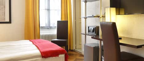 Triple Room | Premium bedding, in-room safe, desk, blackout drapes