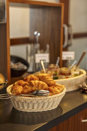 Dagelijks ontbijtbuffet (CHF 24 per persoon)