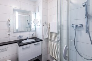 Regadera, amenidades de baño gratuitas, secadora de cabello, toallas