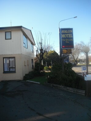 A building with a sign for Avalon Motel, indicating no vacancies. - Avalon Court Accommodation (Christchurch)