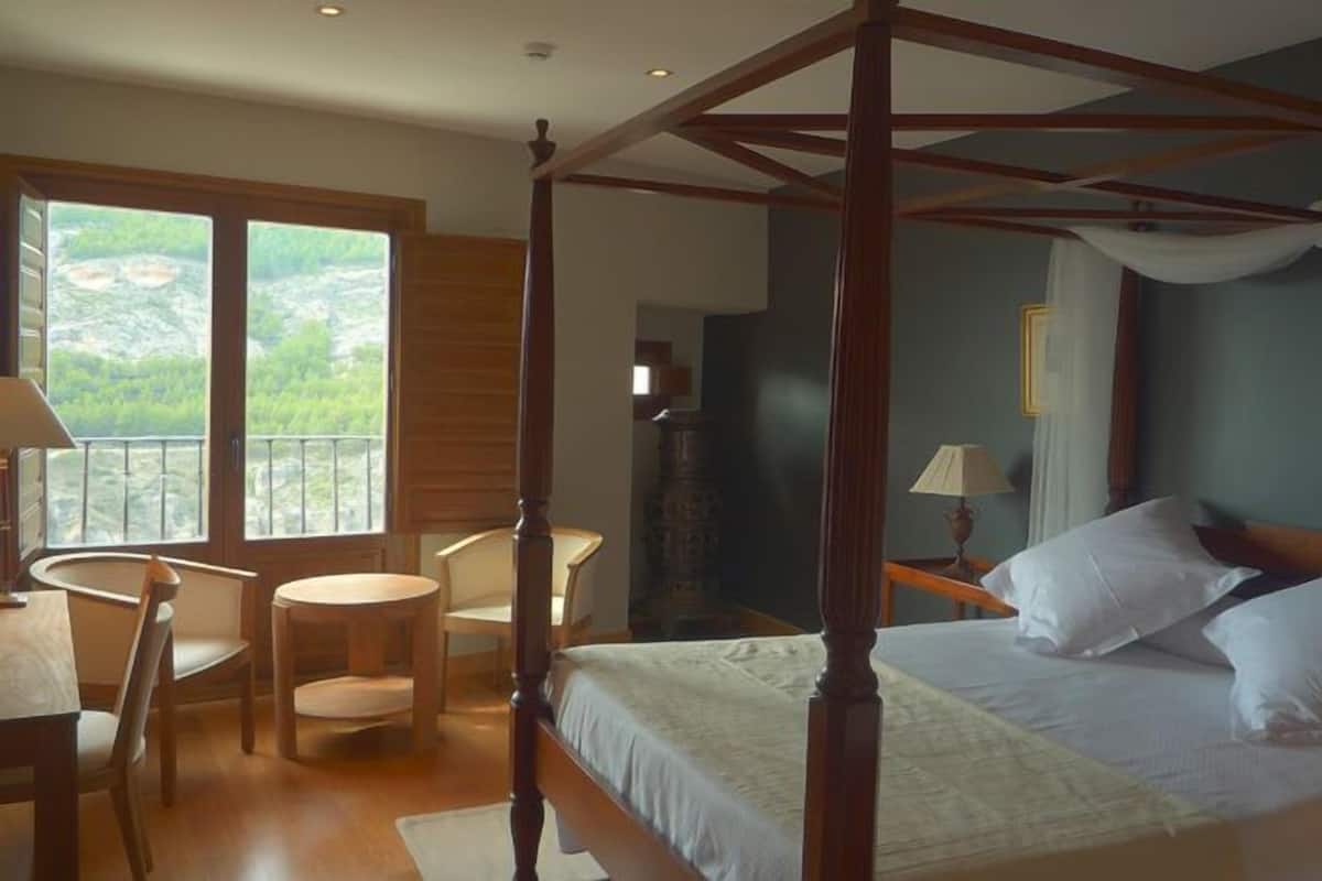 Family Quadruple Room | 1 bedroom, desk, blackout drapes, bed sheets