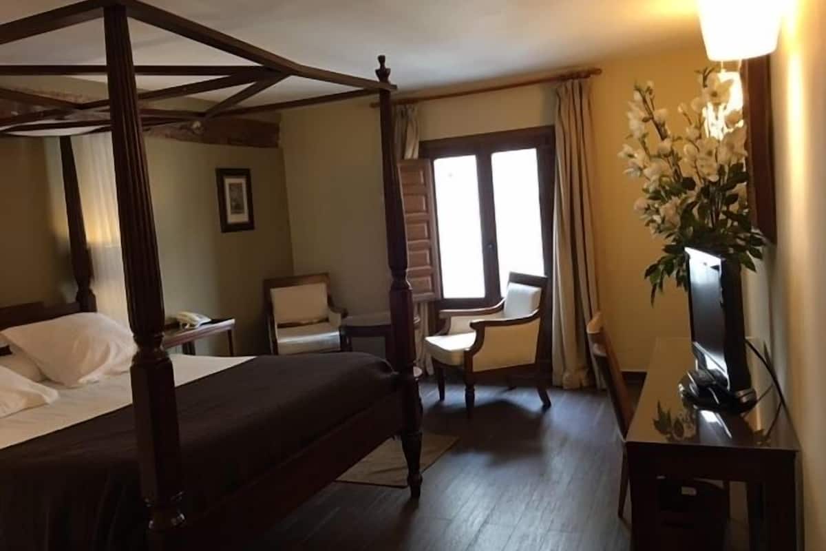 Superior Double Room | 1 bedroom, desk, blackout drapes, bed sheets