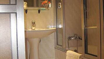 Bathtub, free toiletries, hair dryer, bidet