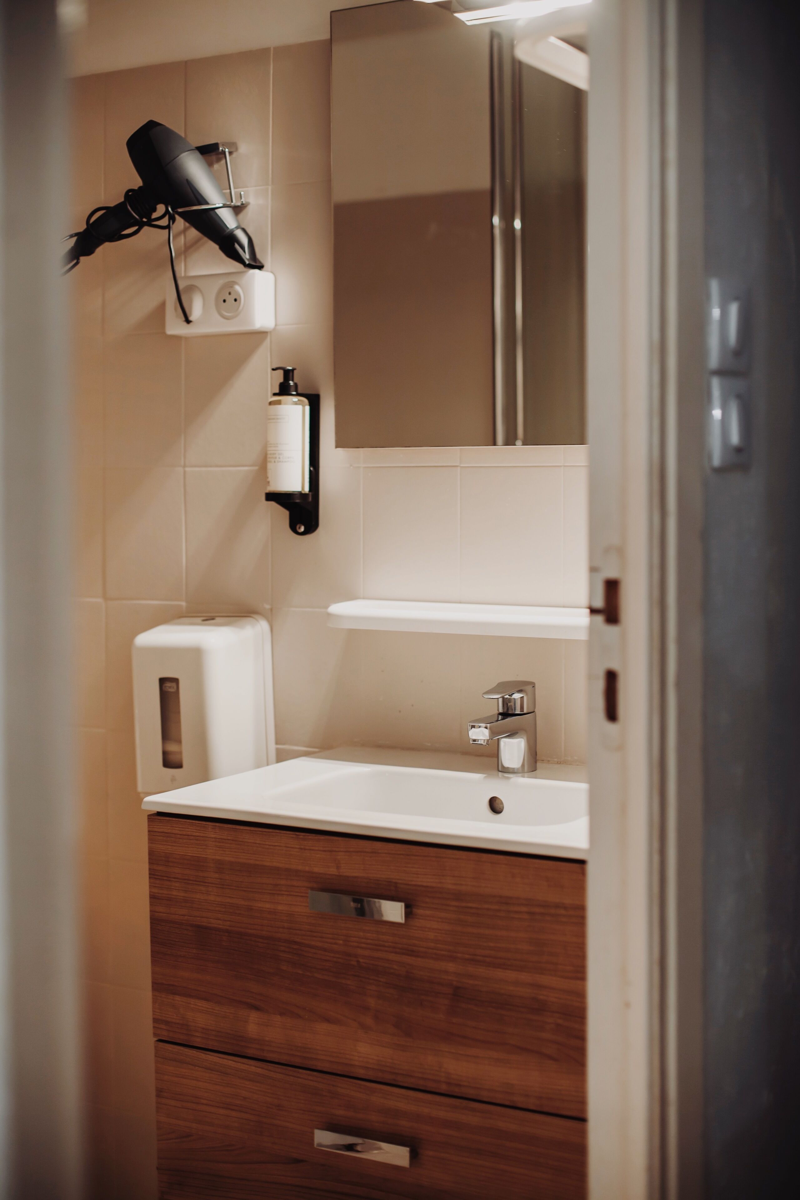 combined shower/bathtub, rainfall showerhead, free toiletries