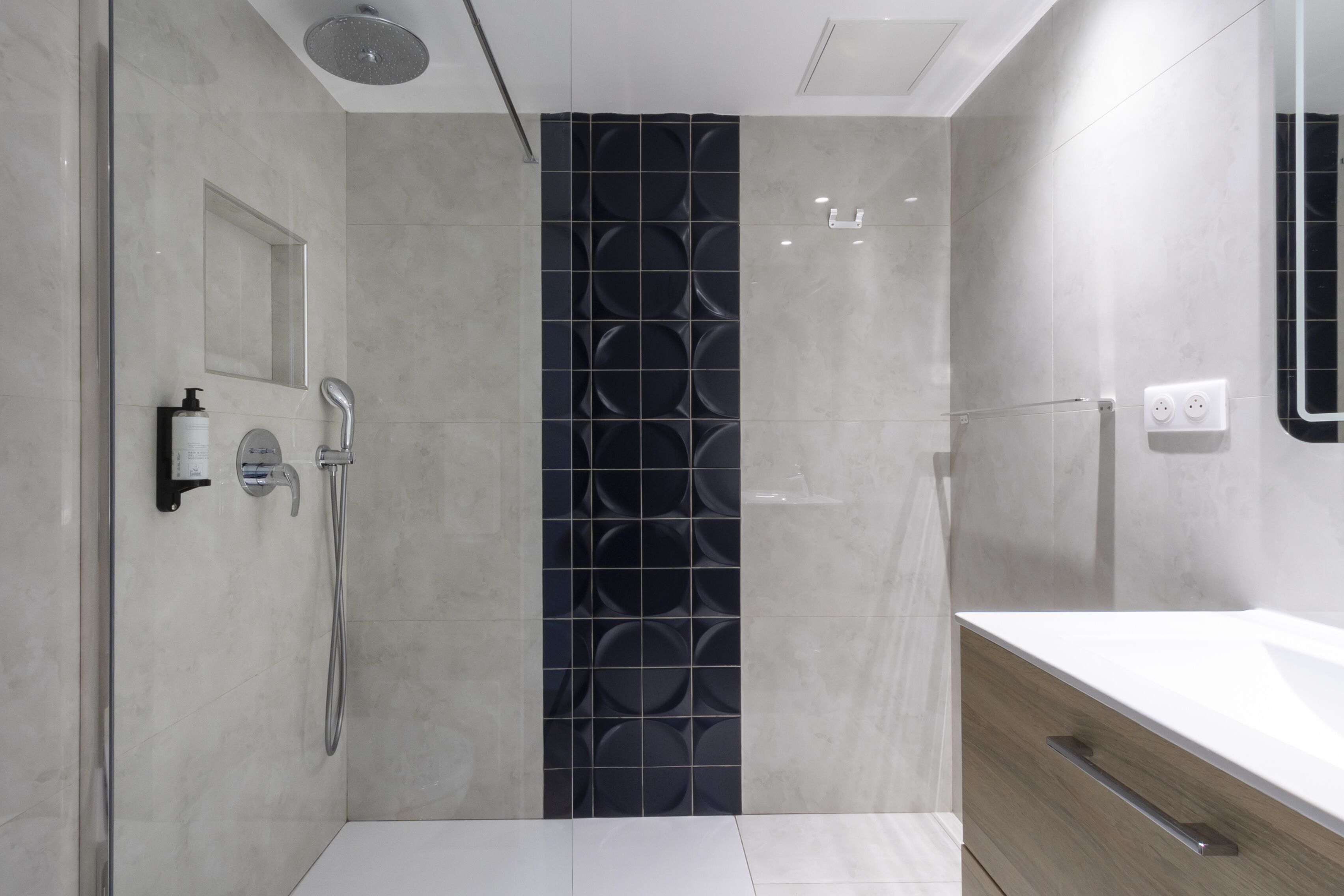 comfort double room, terrace, partial sea view | bathroom | combined shower/bathtub, rainfall showerhead, free toiletries