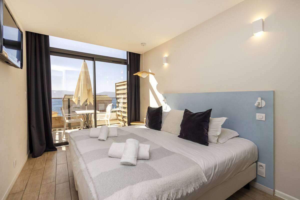 Literie de qualité supérieure, matelas mémoire de forme, minibar