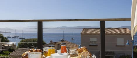 Chambre Double, balcon, vue mer | 1 chambre, literie de qualité supérieure, matelas mémoire de forme