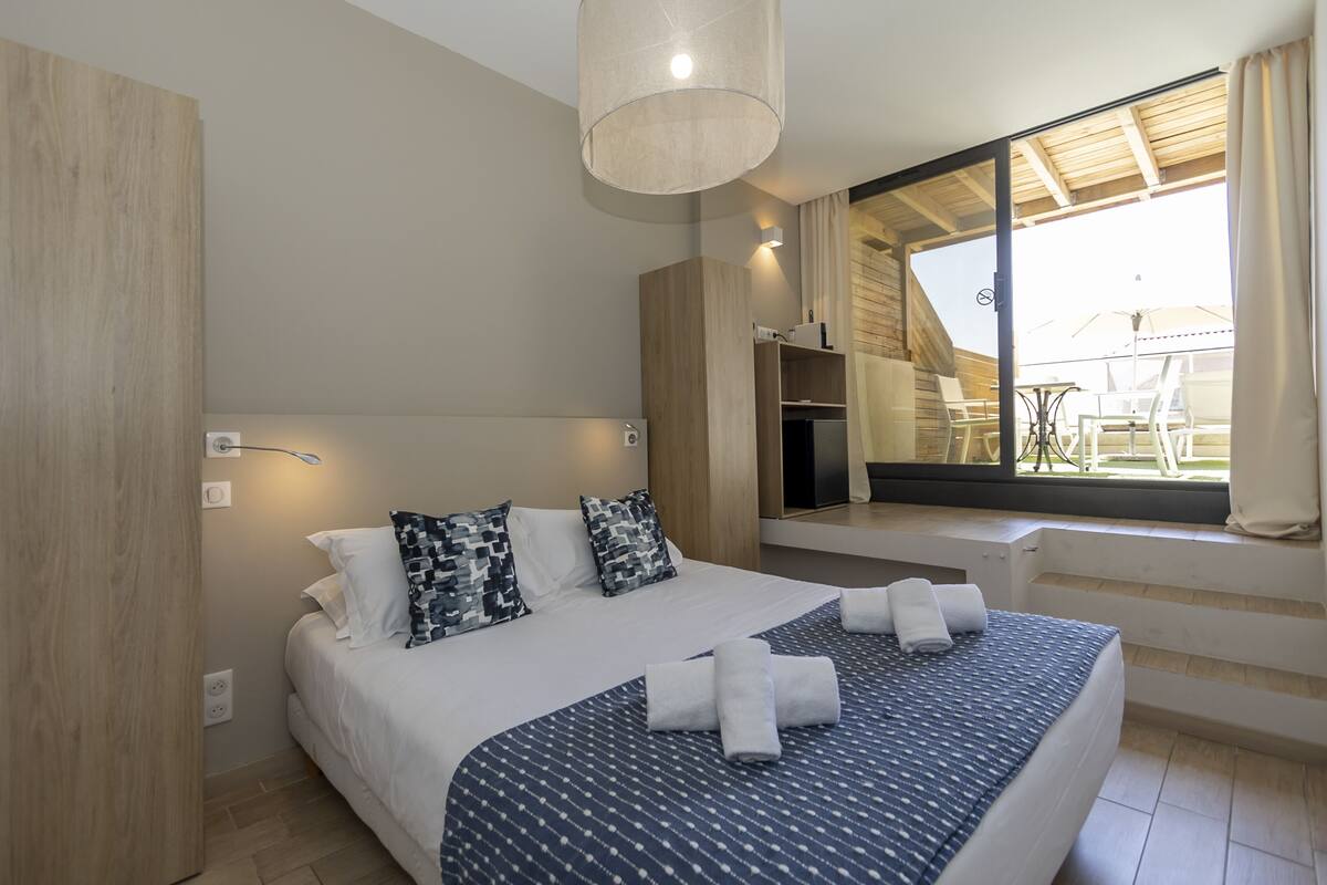 Literie de qualité supérieure, matelas mémoire de forme, minibar