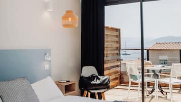 Chambre Confort | Literie de qualité supérieure, matelas mémoire de forme, minibar