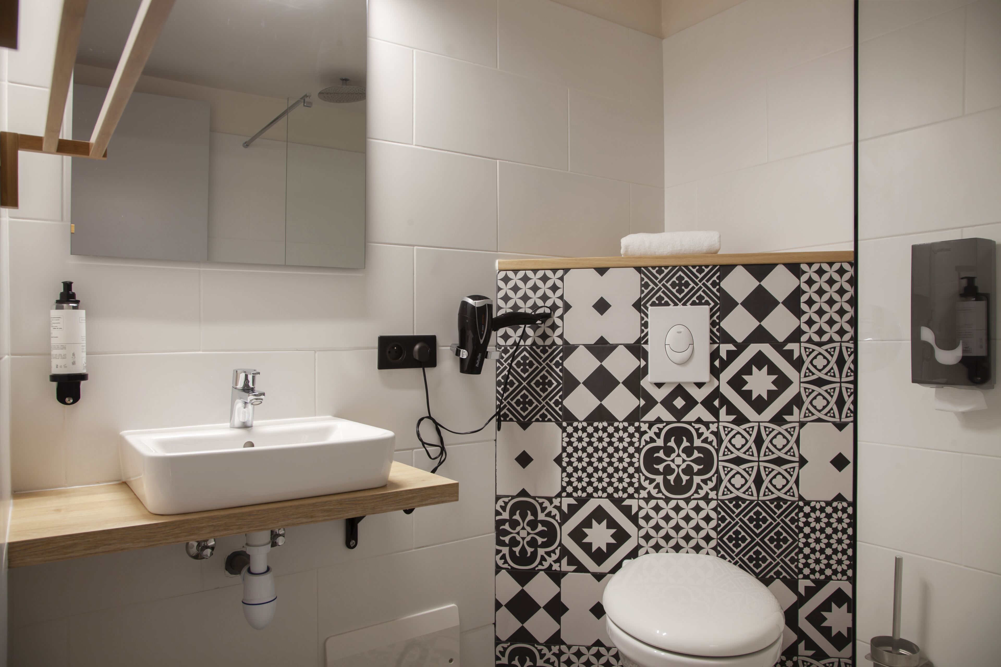 standard double or twin room | bathroom | combined shower/bathtub, rainfall showerhead, free toiletries