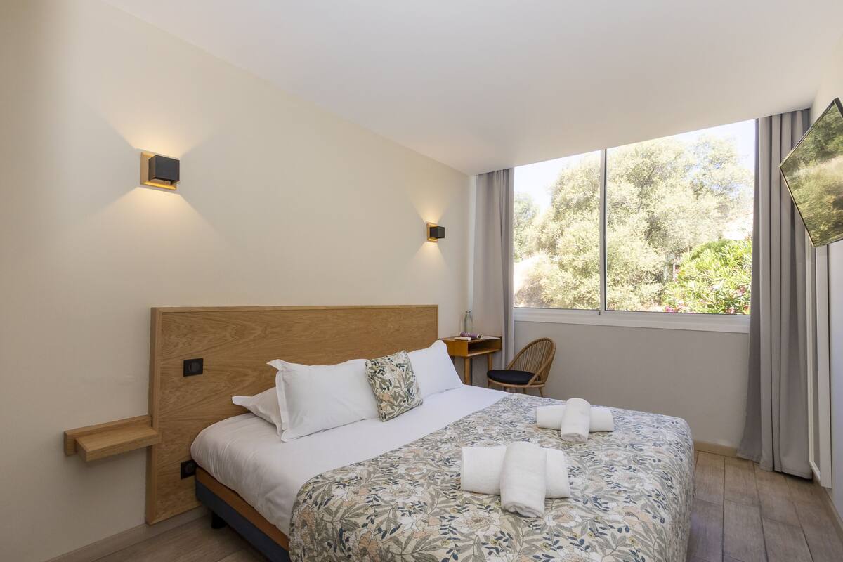 Literie de qualité supérieure, matelas mémoire de forme, minibar