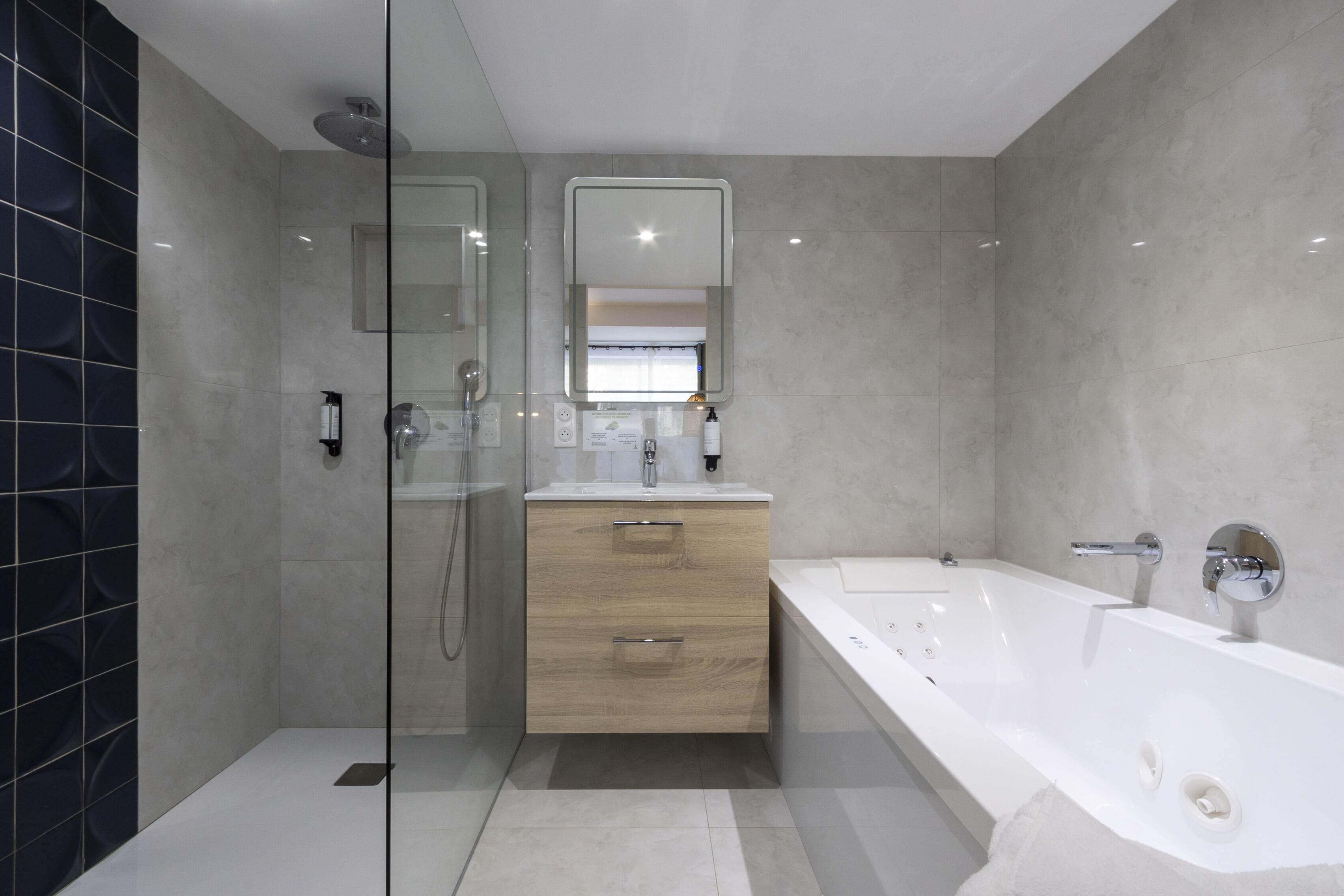 deluxe suite | bathroom | combined shower/bathtub, rainfall showerhead, free toiletries