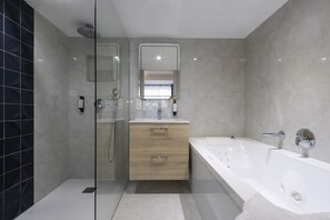 Suíte luxo | Banheiro | Chuveiro/banheira combinados, chuveiro com efeito de chuva