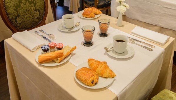 Buffet déjeuner servi tous les jours en supplément