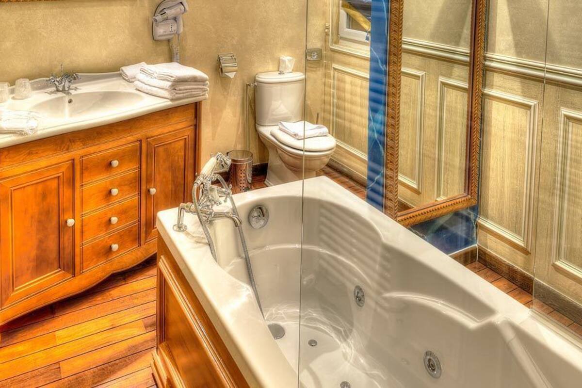 junior suite | jetted bathtub