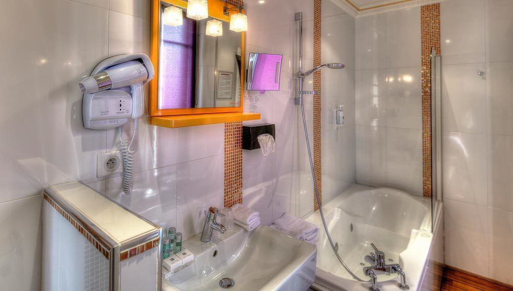 comfort double room | bathroom | bathtub, jetted bath, designer toiletries, hair dryer