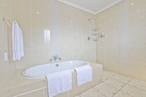Chambre | Salle de bain | Douche, articles de toilette gratuits, sèche-cheveux
