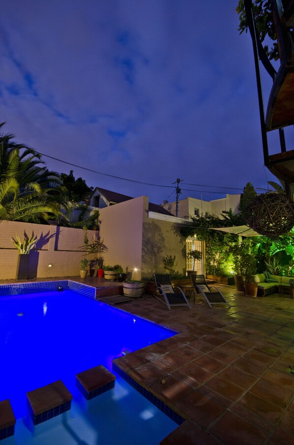 Kauden mukainen ulkouima-allas, aurinkovarjoja, aurinkotuoleja