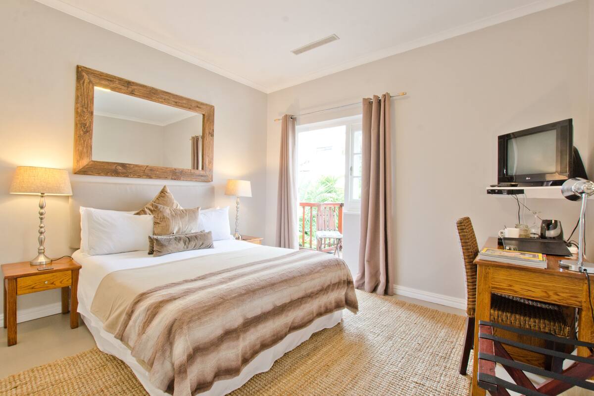 3 Queen with Terrace | Egyptian cotton sheets, hypo-allergenic bedding available