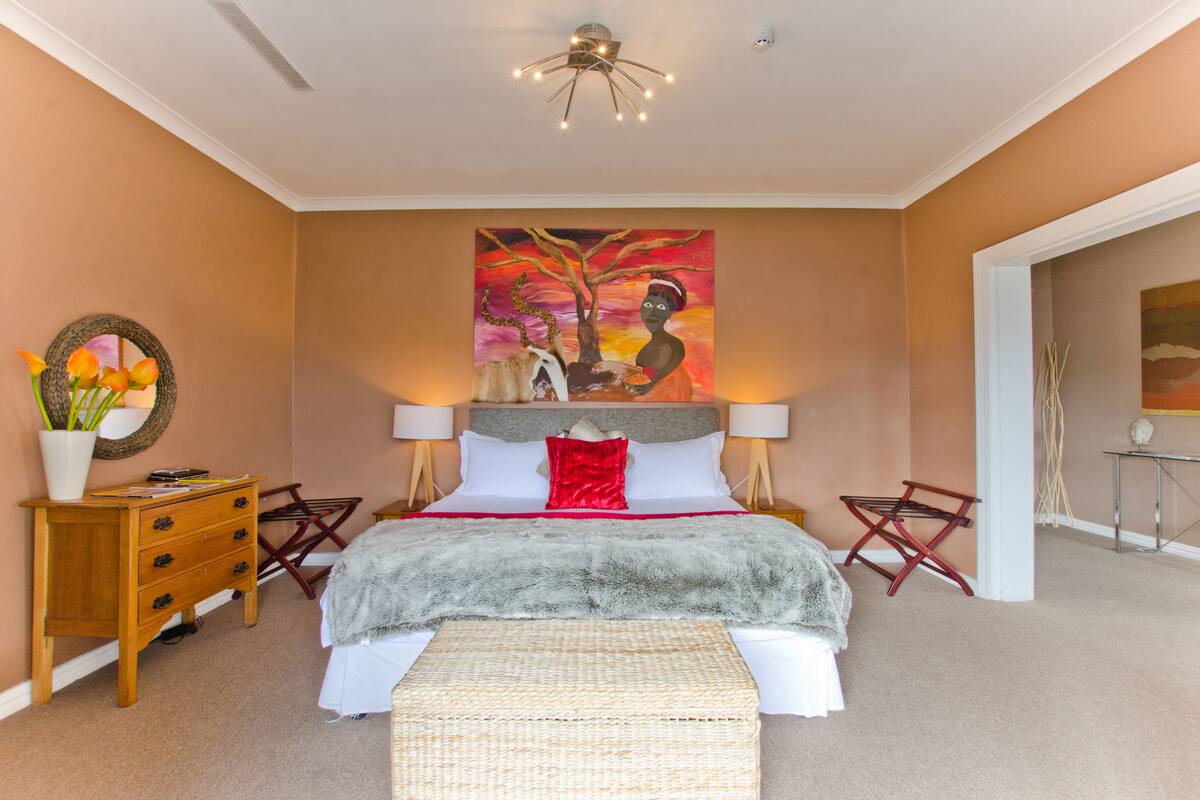7 King Suite with Private Balcony | Egyptian cotton sheets, hypo-allergenic bedding available