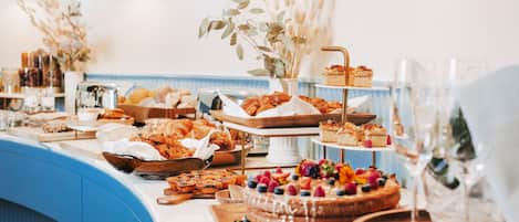 Frukostbuffé varje dag (EUR 20 per person)