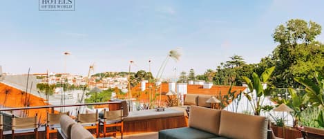 Serveert ontbijt, lunch en diner