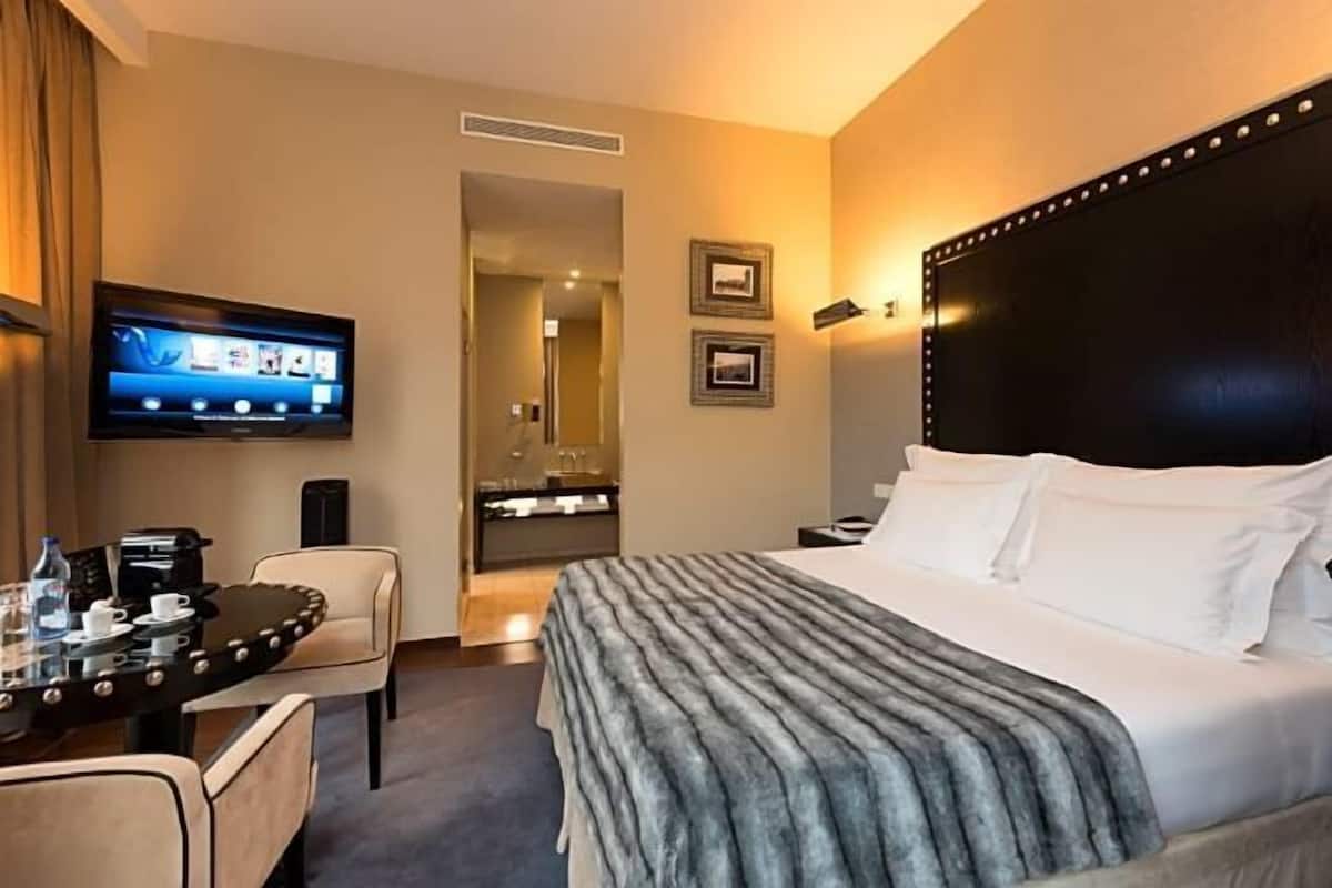 1 slaapkamer, een minibar, een kluis op de kamer, een bureau