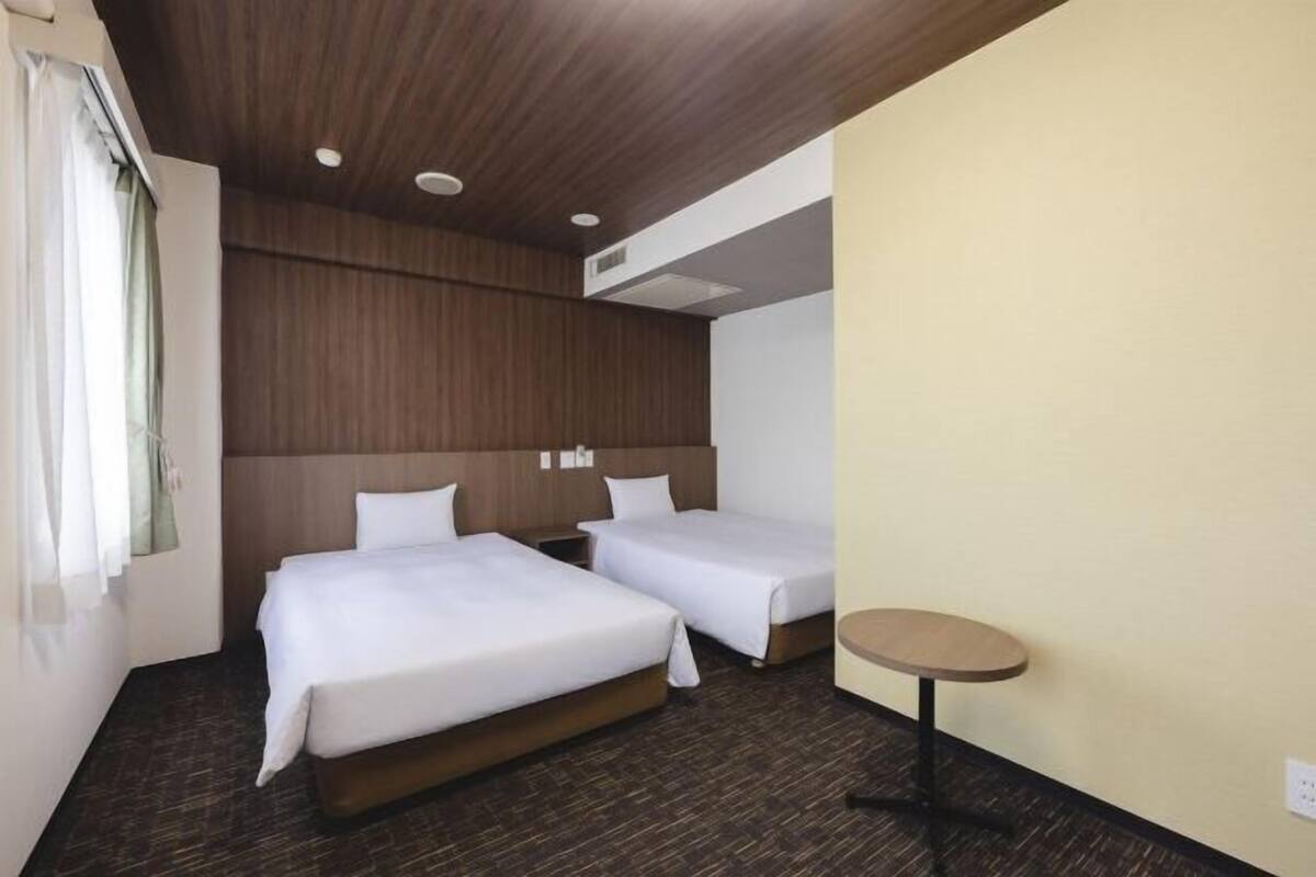 Caja de seguridad en la habitación y escritorio