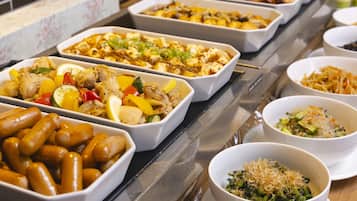 Morgunverðarhlaðborð daglega (1200 JPY á mann)